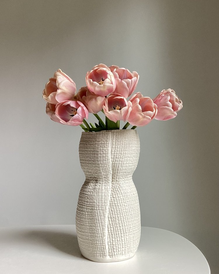 SMALL BURLAP CURVY VASE