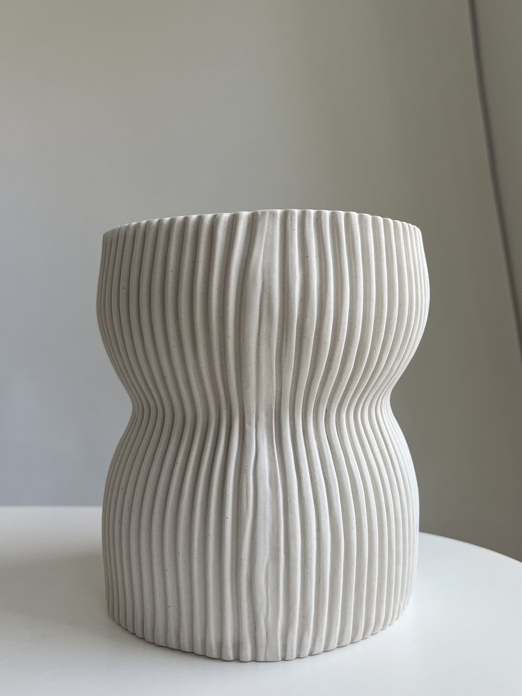 SMALL 05 ROUND CURVY VASE