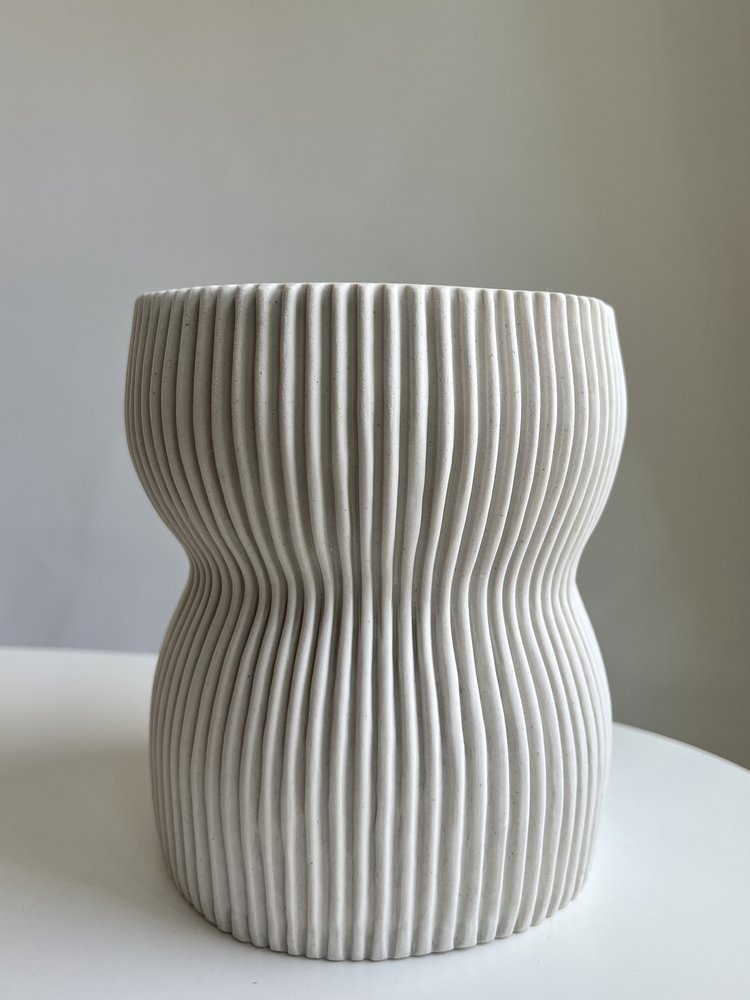 SMALL 05 ROUND CURVY VASE