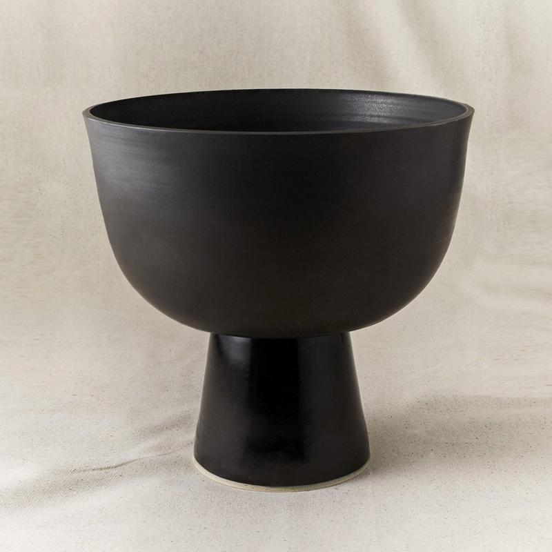 FOOTED BOWL IN NOIR