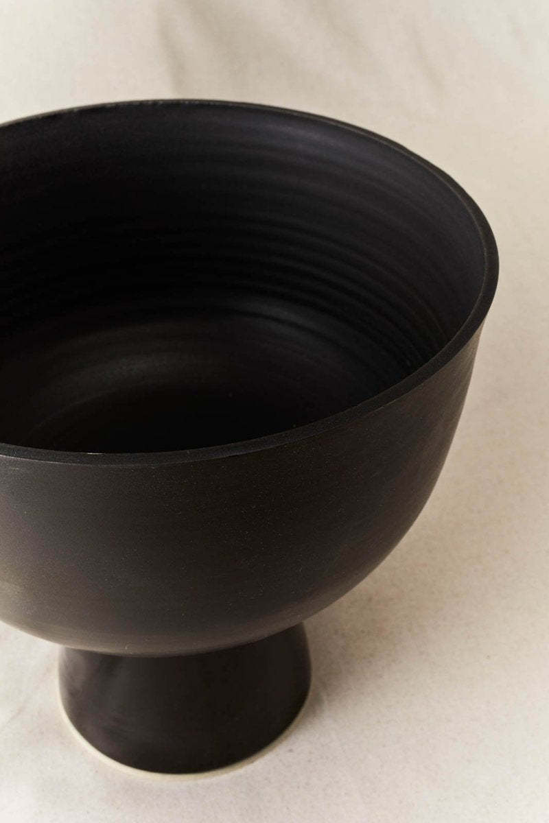 FOOTED BOWL IN NOIR